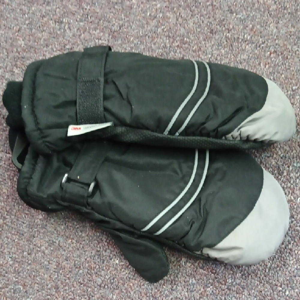 Grand Sierra Kids Black and Gray Winter Mittens